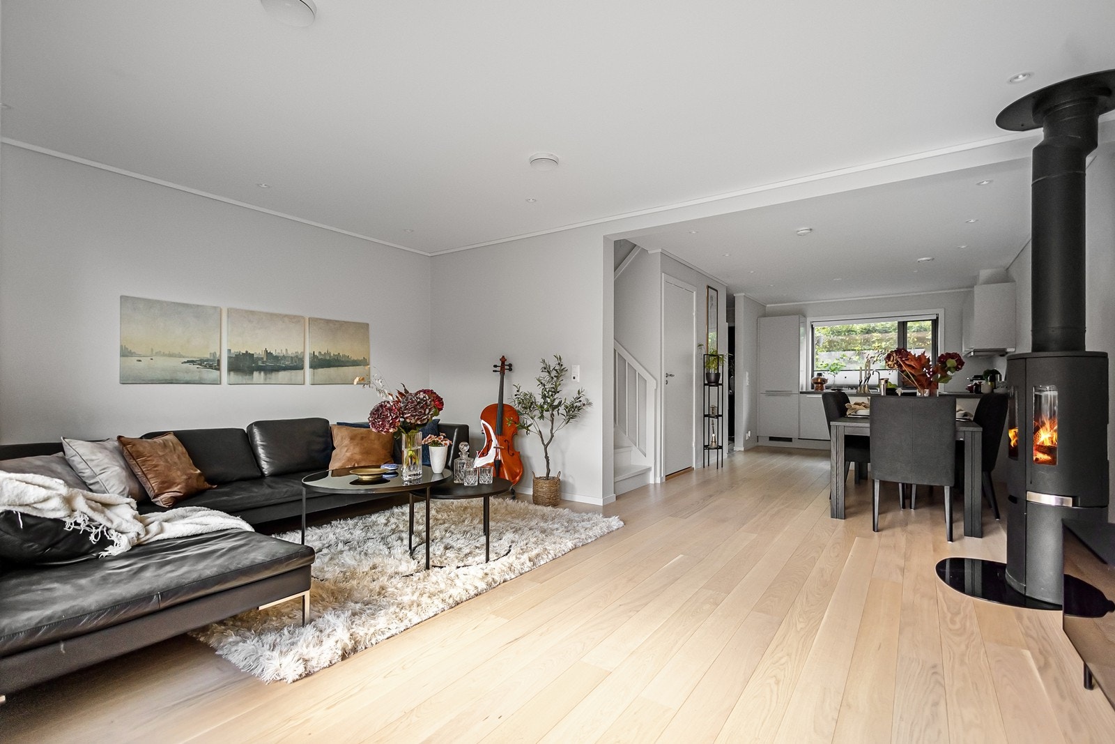 Trapp opp til soveromsetasje og dør til innvendig bod Galleribilde