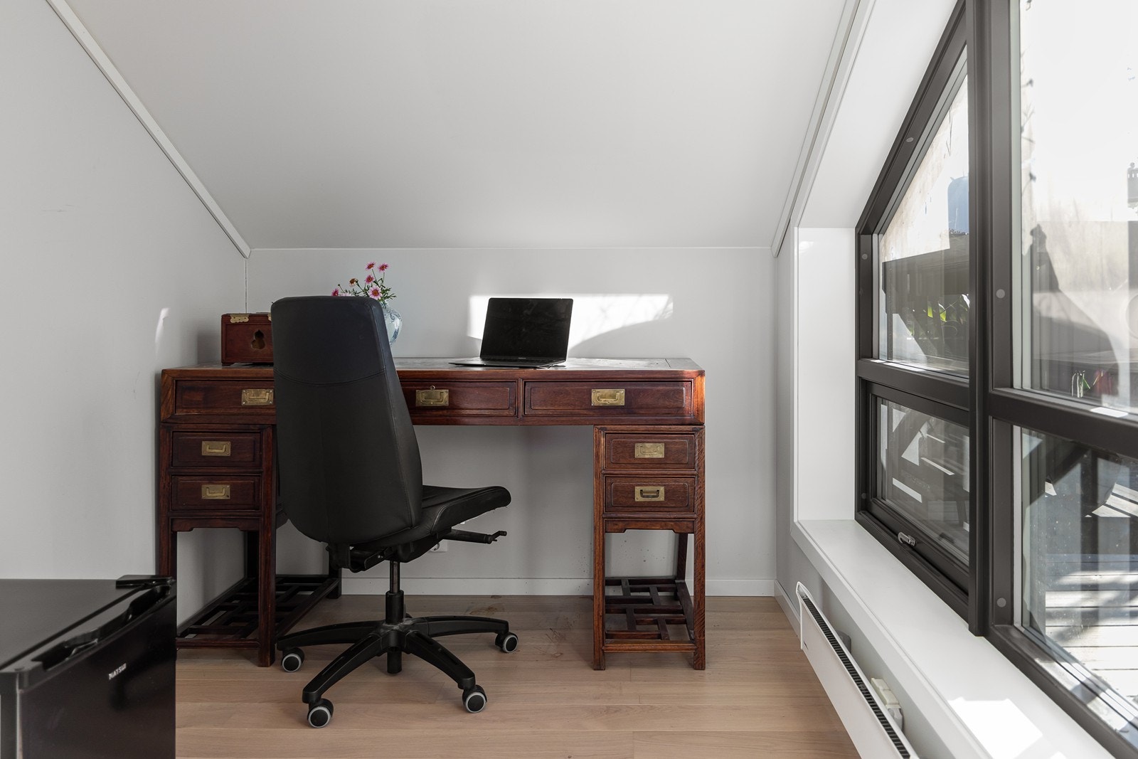 Det er egen kontorplass i loftsetasjen Galleribilde