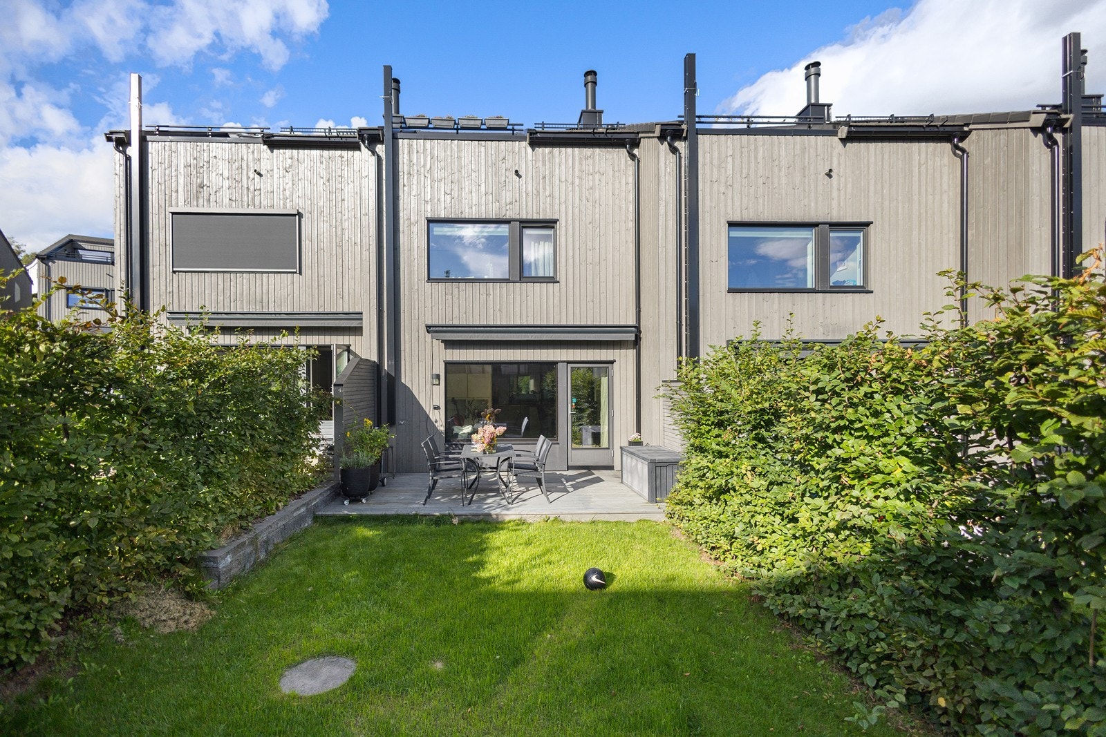 Hyggelig hage med gode solforhold og helt skjermet med hekk, meget barnevennlig Galleribilde