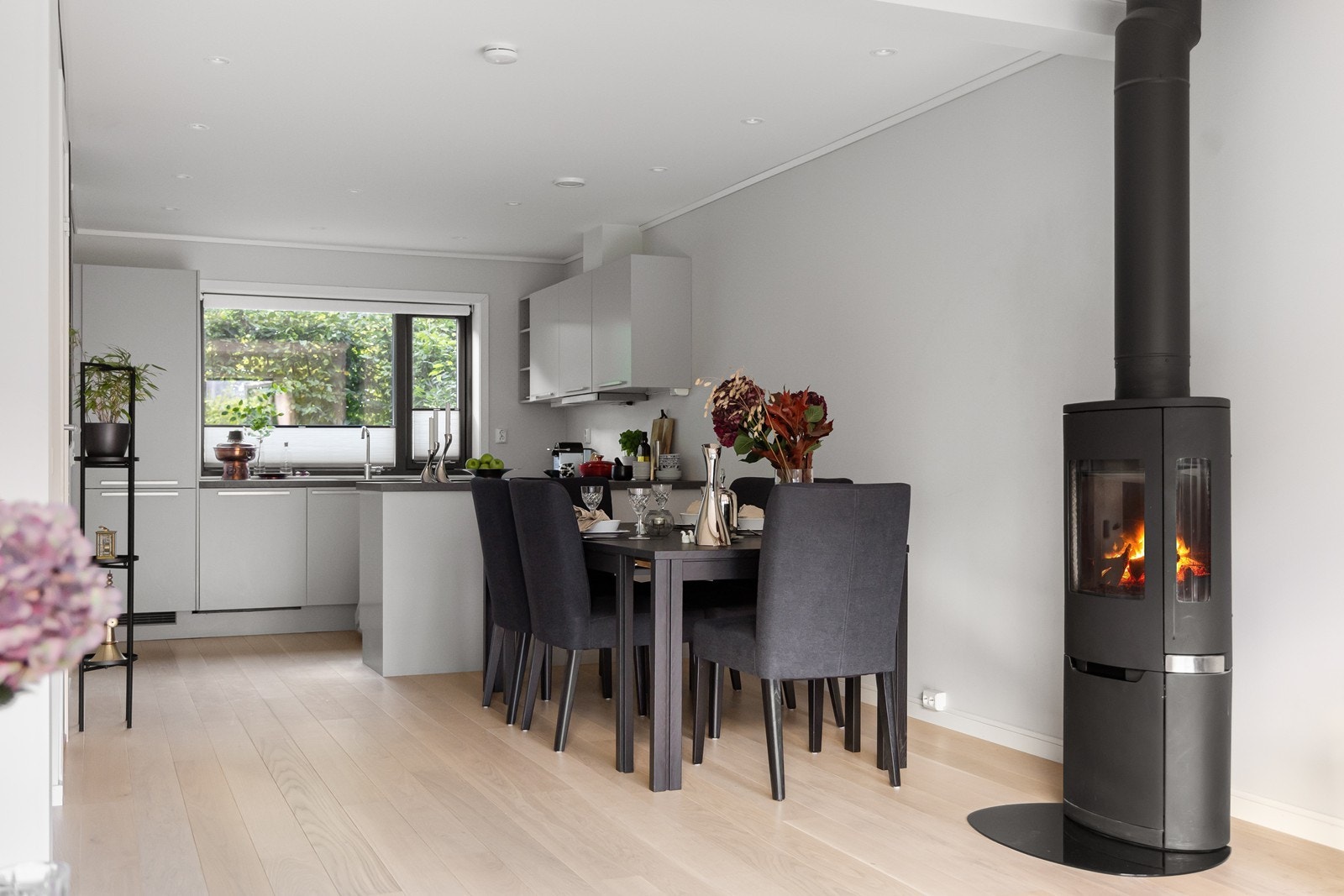 Peisovnen fungerer som en romdeler mellom spisekjøkkenet og dagligstuen Galleribilde