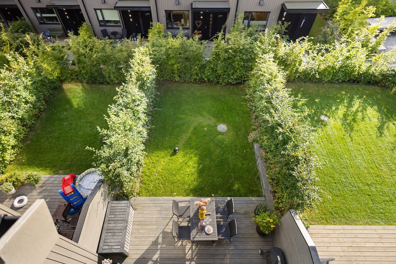 Fra takterrasse ned i hage Galleribilde