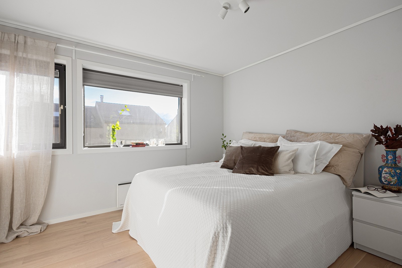 Hyggelig utsikt. Det er montert solskjerming på vinduene Galleribilde