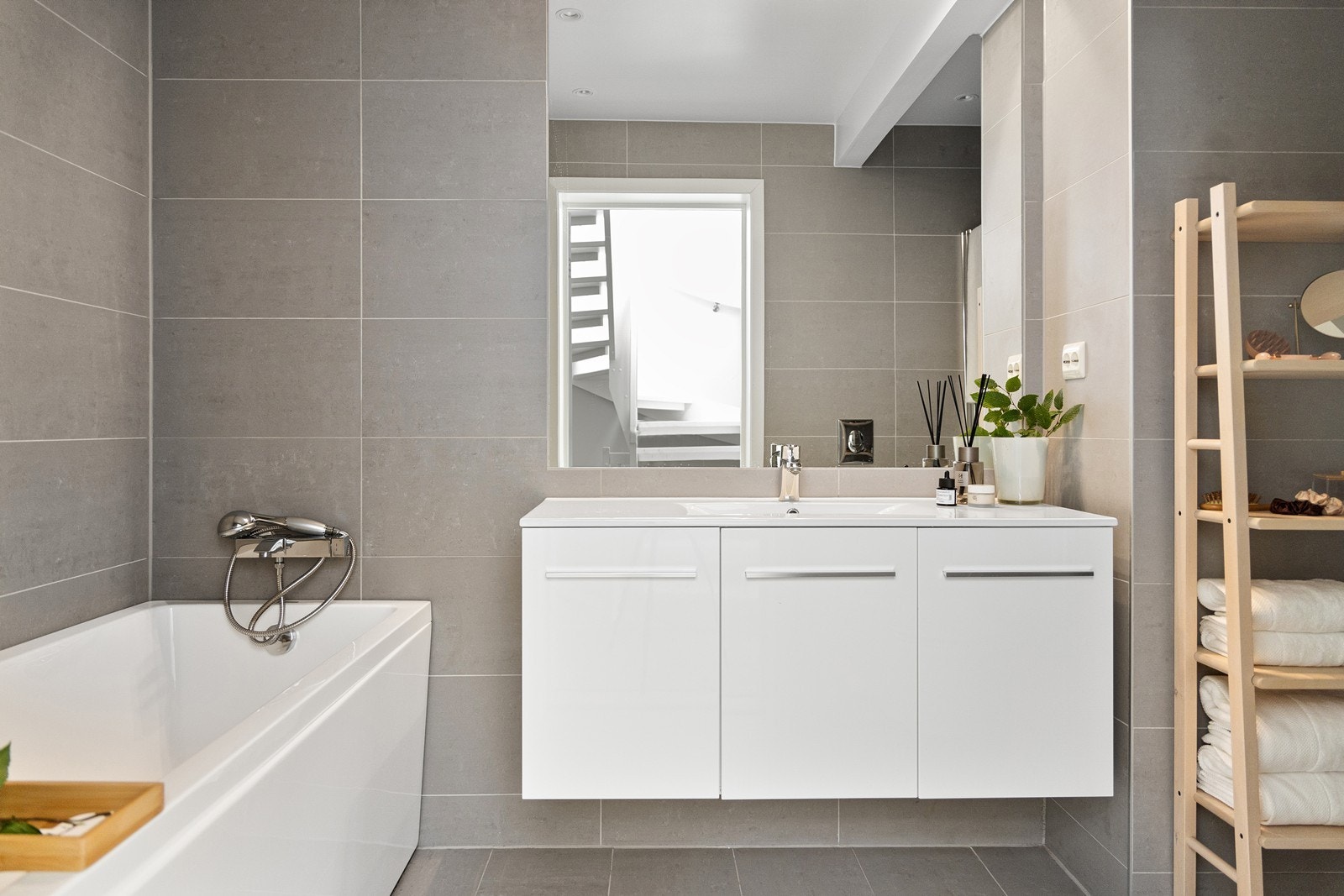 Det er badekar og dusjnisje på badet Galleribilde