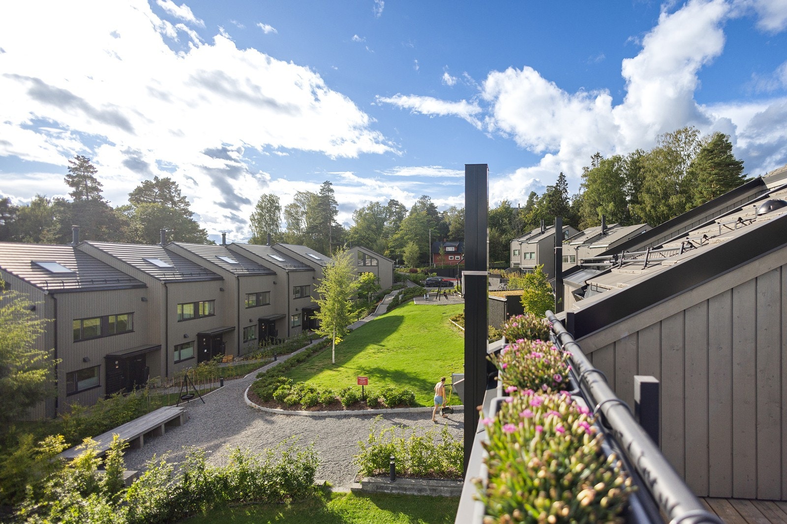 Området har flotte bilfrie, fellesarealer med lekeplass og plenområder Galleribilde