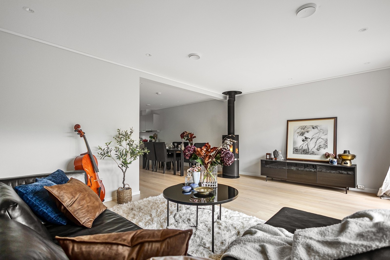 Stuen er delvis skjermet fra kjøkkenet. Galleribilde