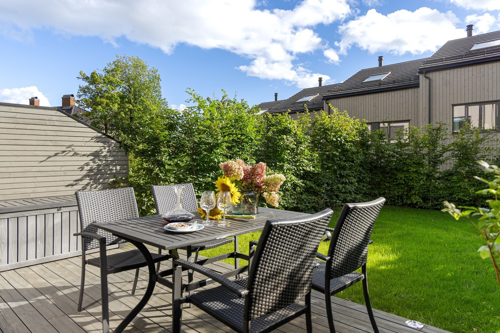 Skjermet hage / terrasseplatting ut fra oppholdsetasje Galleribilde