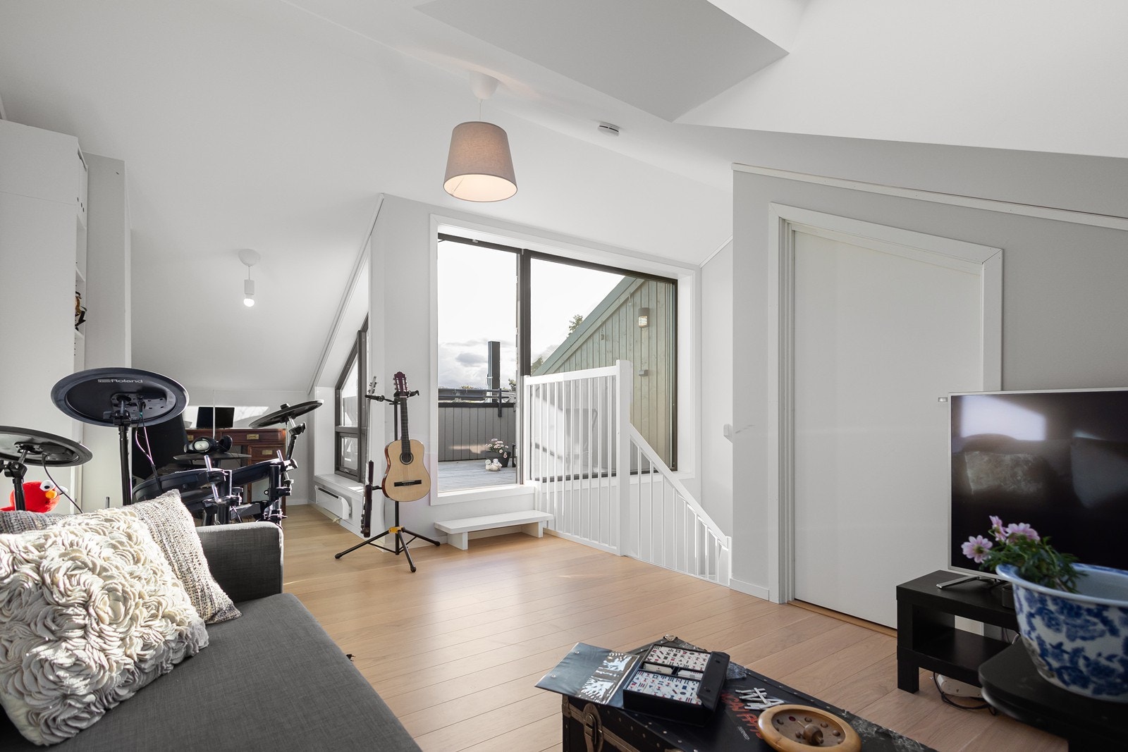 Hyggelig loftstue med utgang til takterrasse Galleribilde