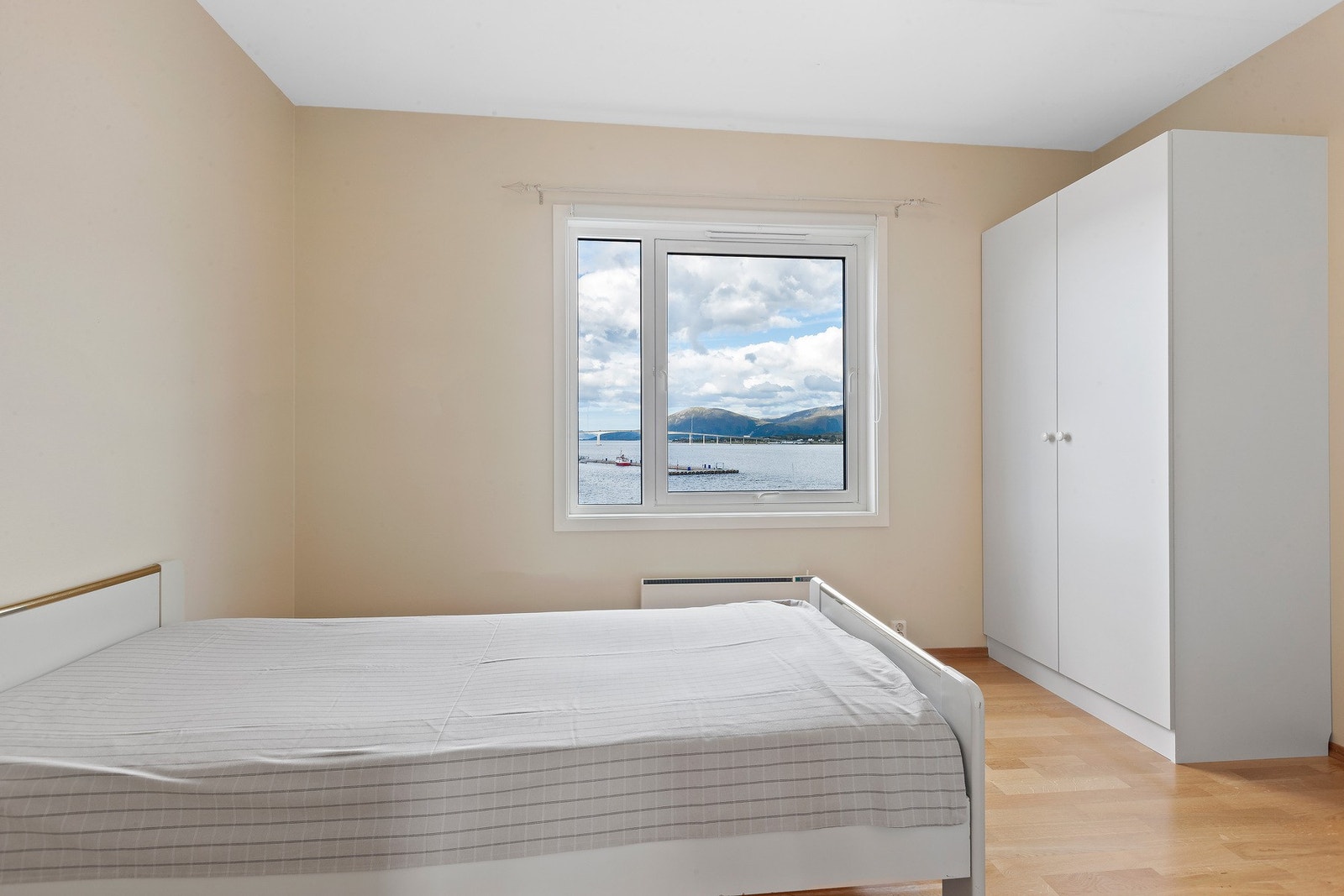 Her er det plass til seng med tilhørende møblement. Fra vinduet kan man nyte en flott utsikt! Galleribilde