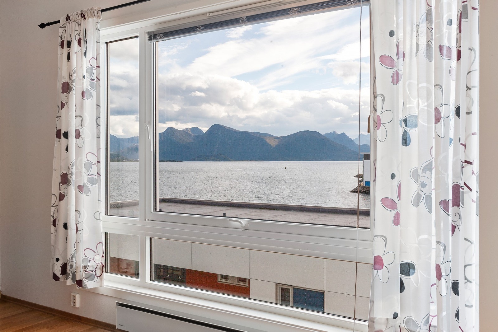 Leiligheten har en fantastisk utsikt over fjell og fjord! Galleribilde