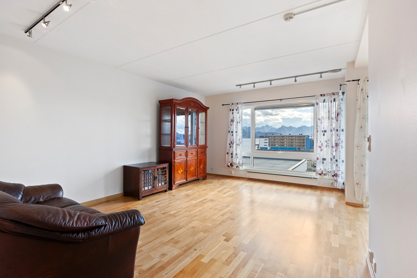 Stuen er av fin størrelse og har plass til sofagruppe med tilhørende møblement. Galleribilde