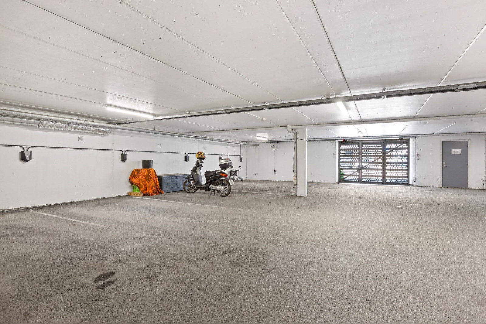 Med leiligheten følger det egen parkeringsplass i garasjeanlegg. Galleribilde