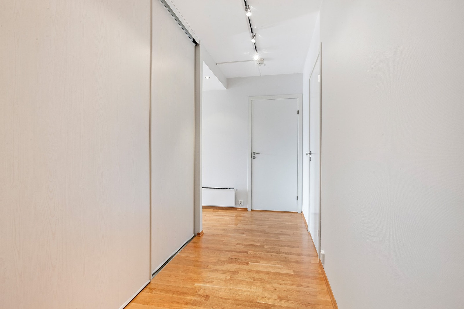 Èntreen er lys og har gode muligheter for oppbevaring i skyvedørsgarderobe. Galleribilde