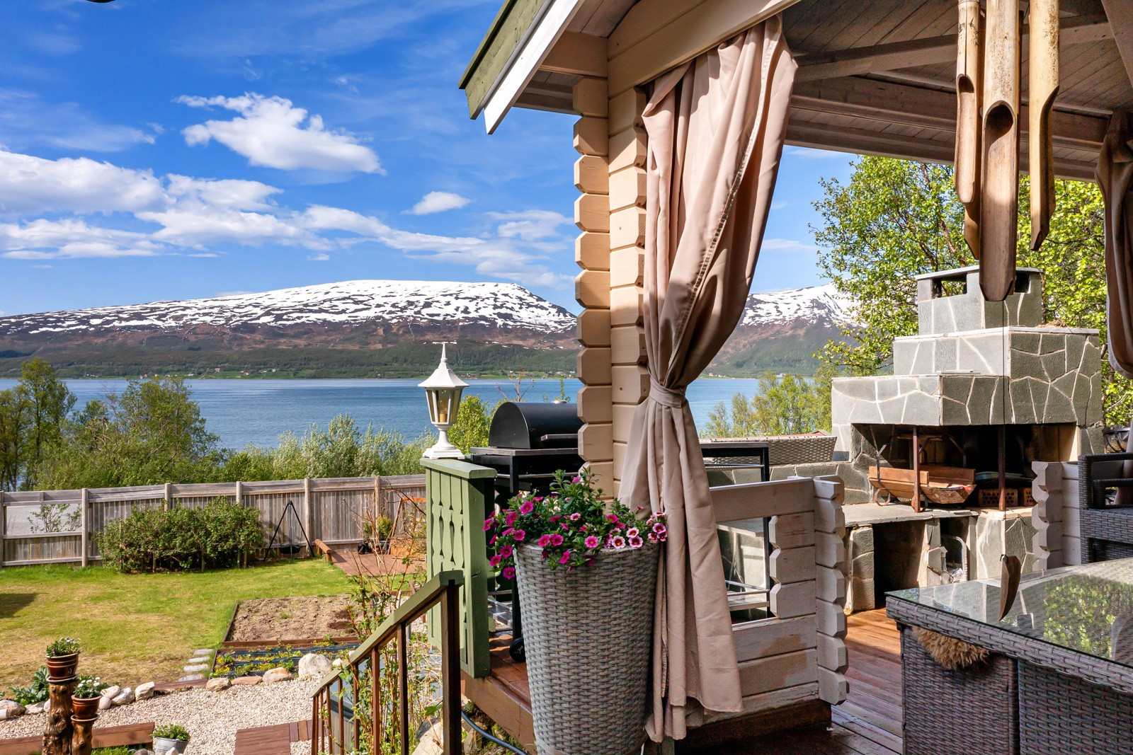 Ved inngangen finner du en romslig terrasse