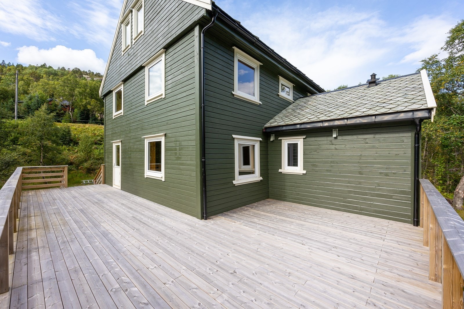 Hytten har en stor, sørvendt terrasse. Galleribilde