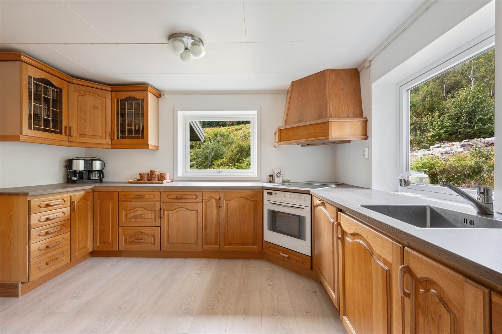 Pent kjøkken på 11,2 kvm med profilerte fronter. Galleribilde