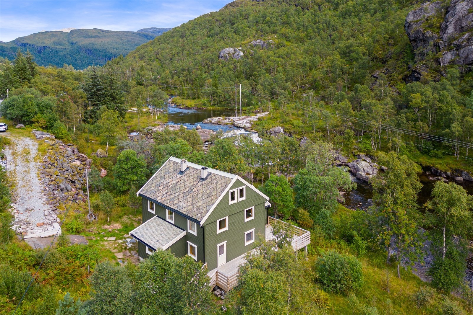 Fine grøntområder rundt hytten. Galleribilde