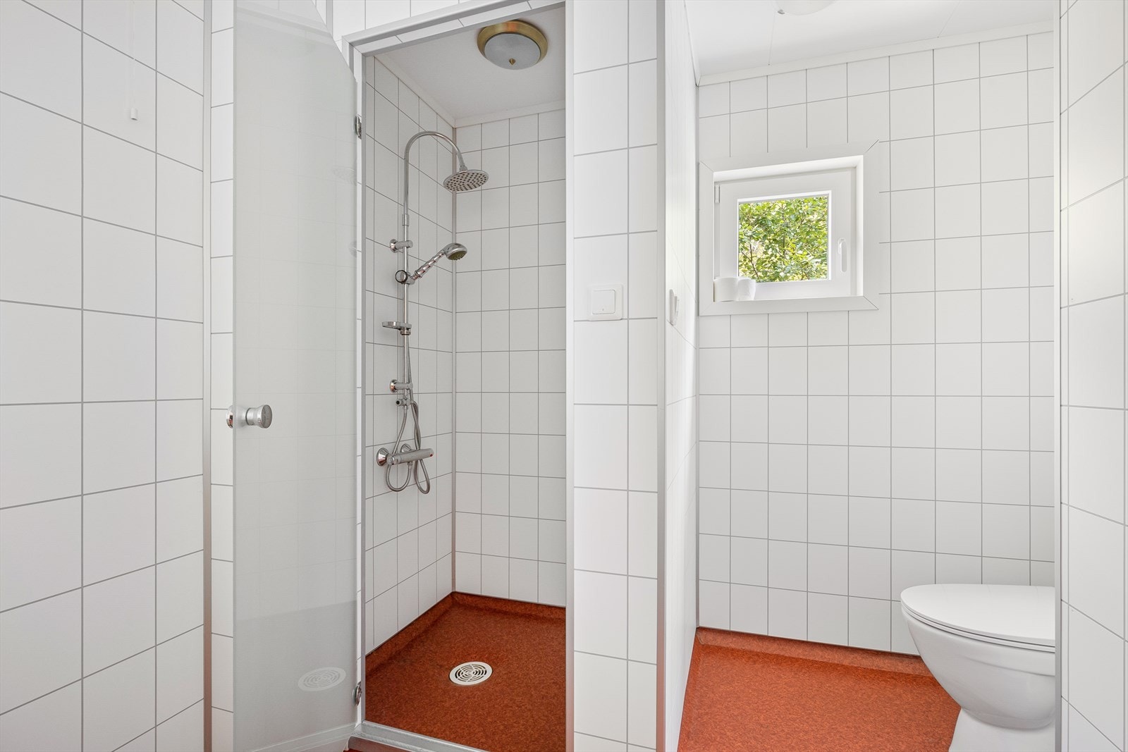 Bad 2 består av toalett, dusj og baderomsmøbel med dobbel vask. Galleribilde