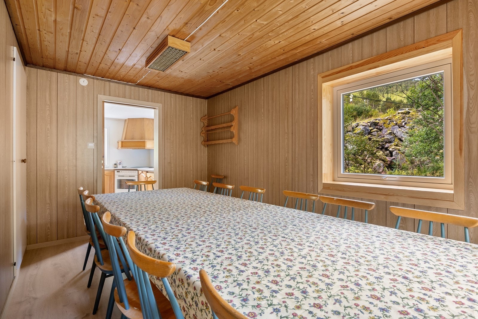 Fra kjøkkenet kommer man inn til en stor spisestue på 11,9 kvm med plass spisebord av god størrelse. Galleribilde