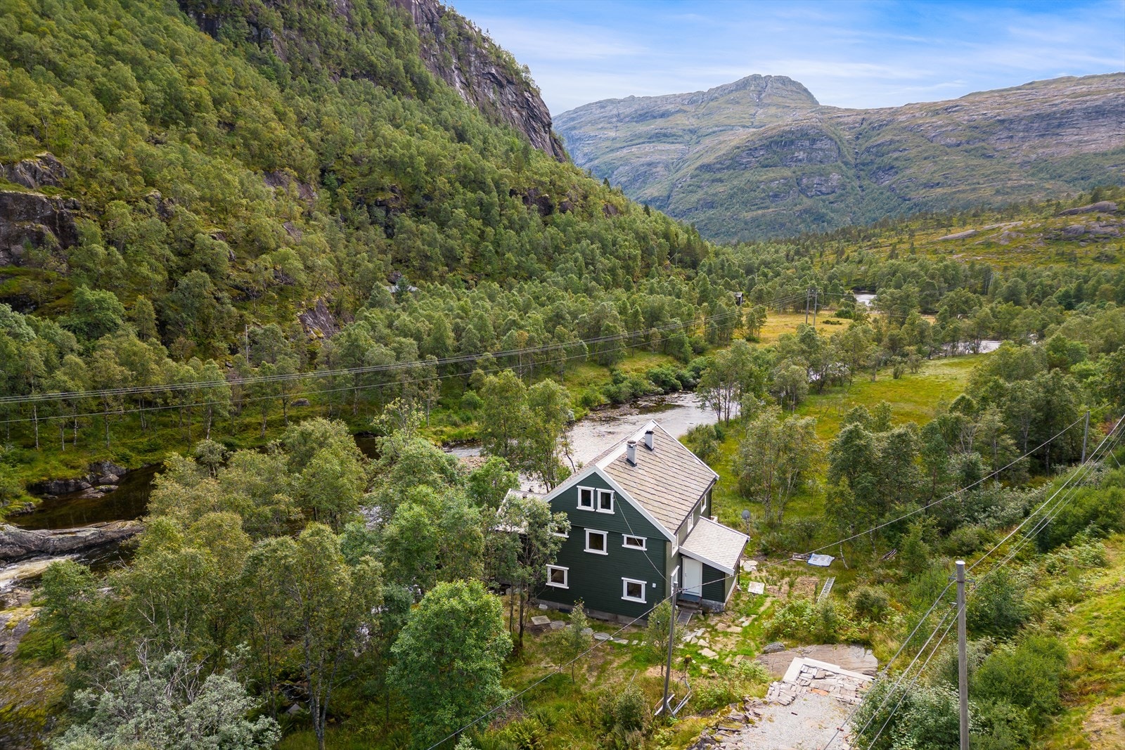 Flott beliggenhet med elven som nærmeste nabo. Galleribilde