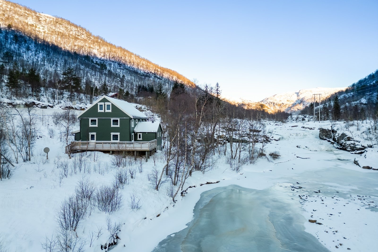 Hytten ligger omringet av fantastiske fjell og natur Galleribilde