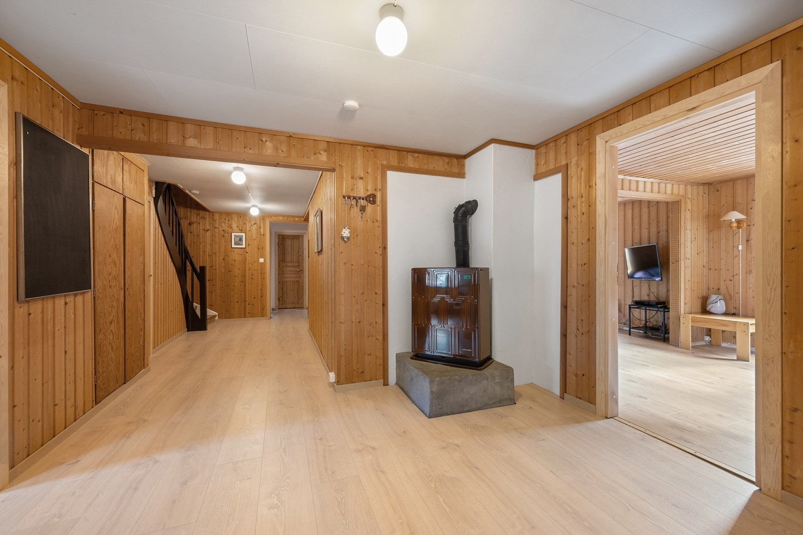 Fra hallen kommer du inn i en stor romslig gang. Galleribilde