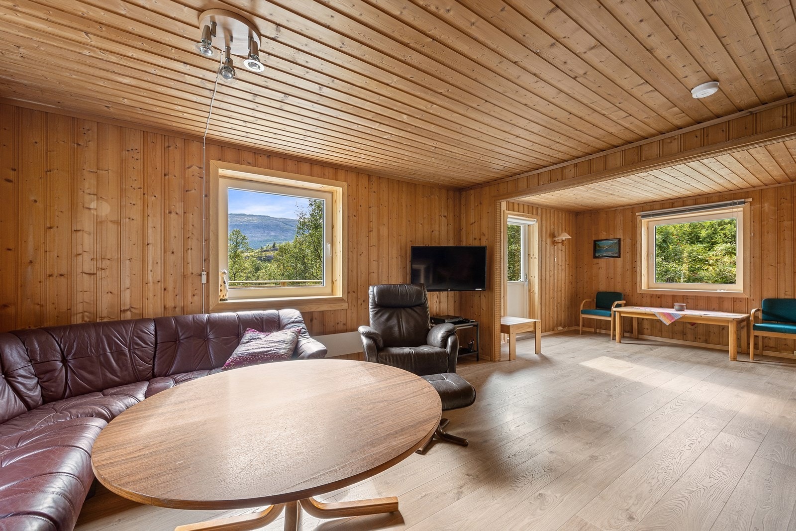 Fra stuevinduet har kan man nyte den nydelige naturen. Galleribilde