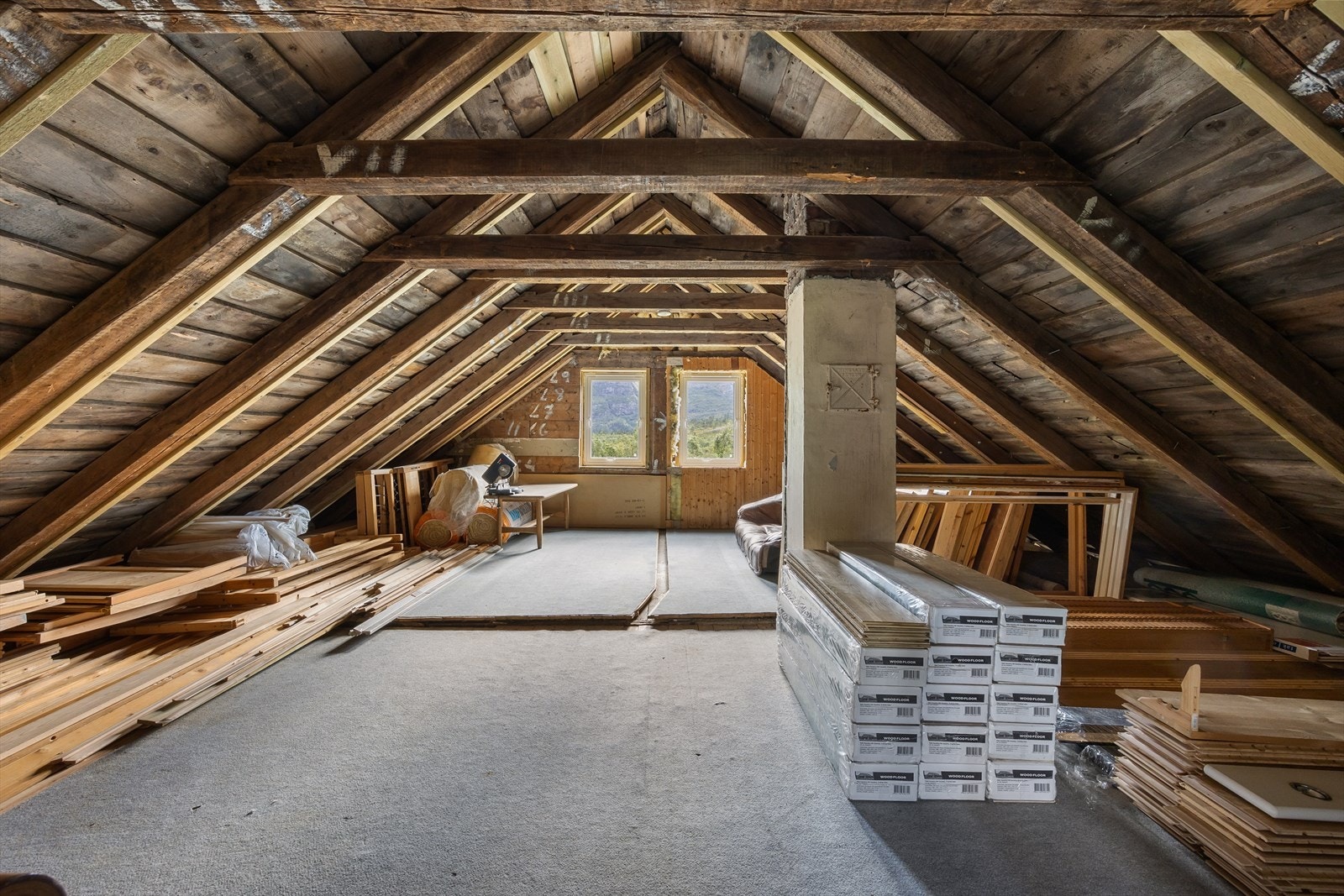 På loftet var det tidligere 4 soverom, men nå er veggene tatt ned og uinnredet er loftet på hele 31 kvm. Her er mulighetene mange. Galleribilde