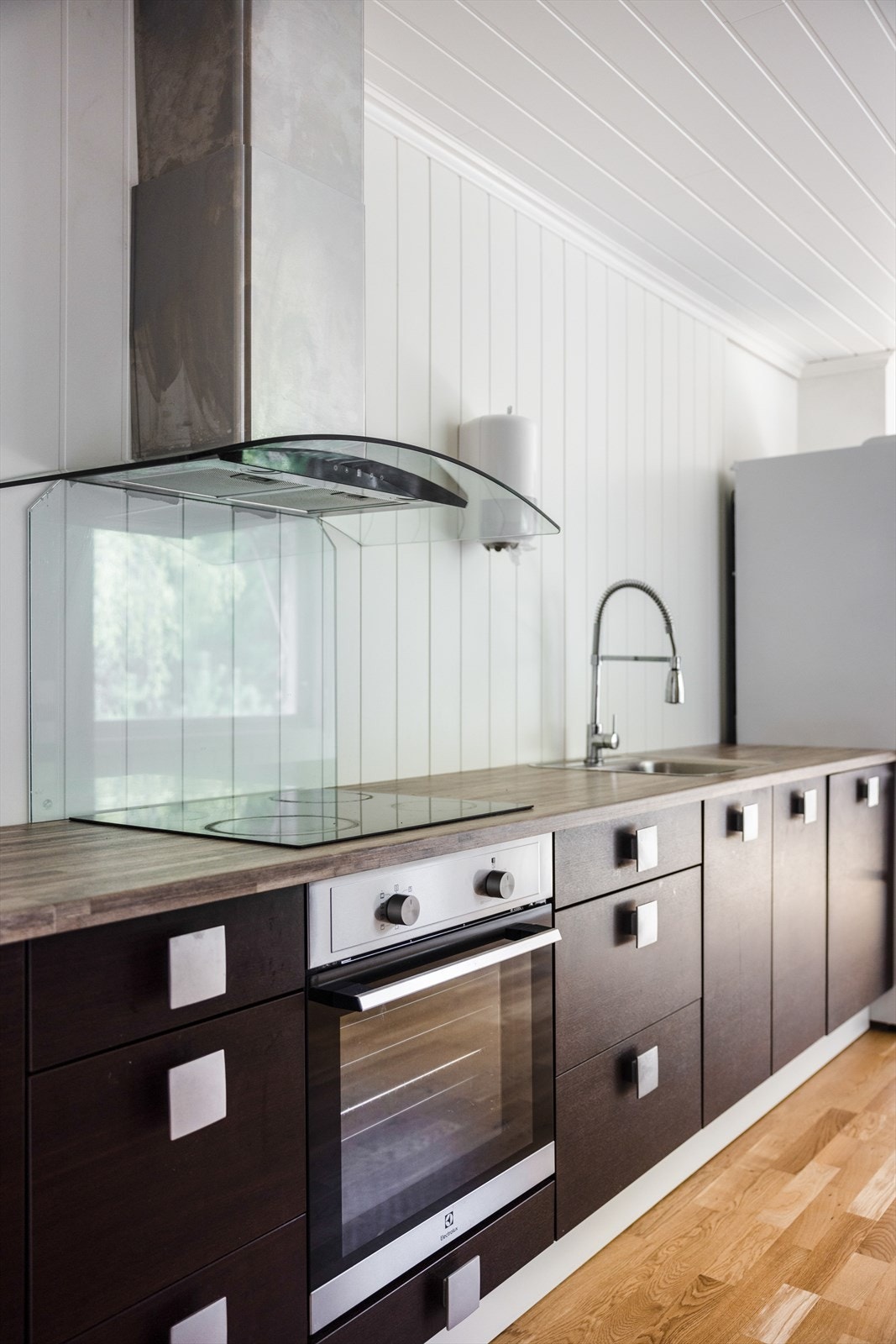 Det er intrigert oppvaskmaskin, platetopp og stekeovn. Ventilator over stekesone med avtrekk ut. Galleribilde