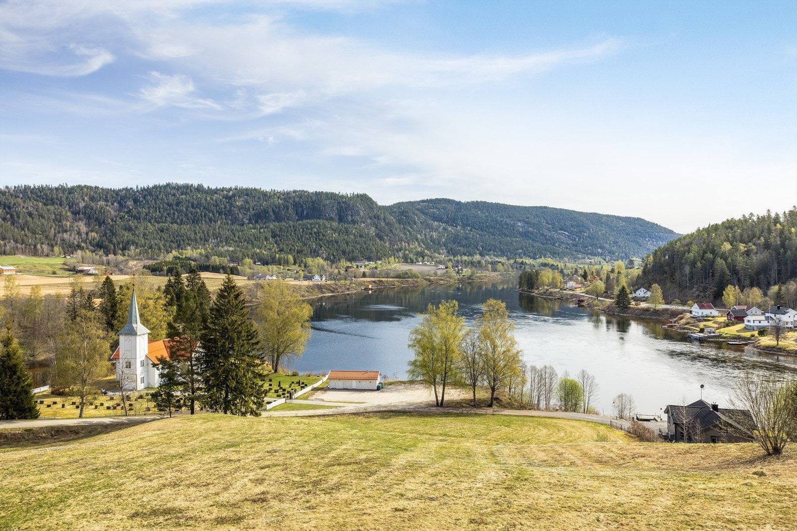 Fra verandaen kan man i sesongen sitte å se båtene Victoria og Henrik Ibsen på sine daglige turer. Galleribilde