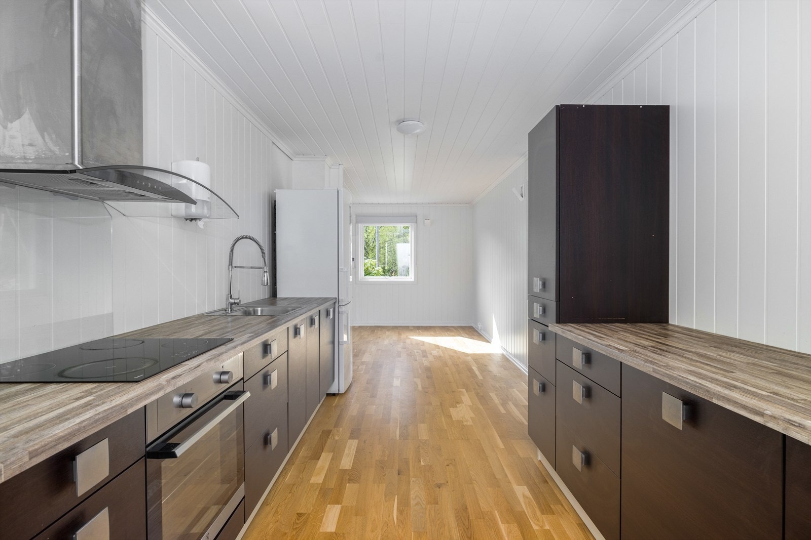 Pent kjøkken med god skap- og benkeplass. Galleribilde