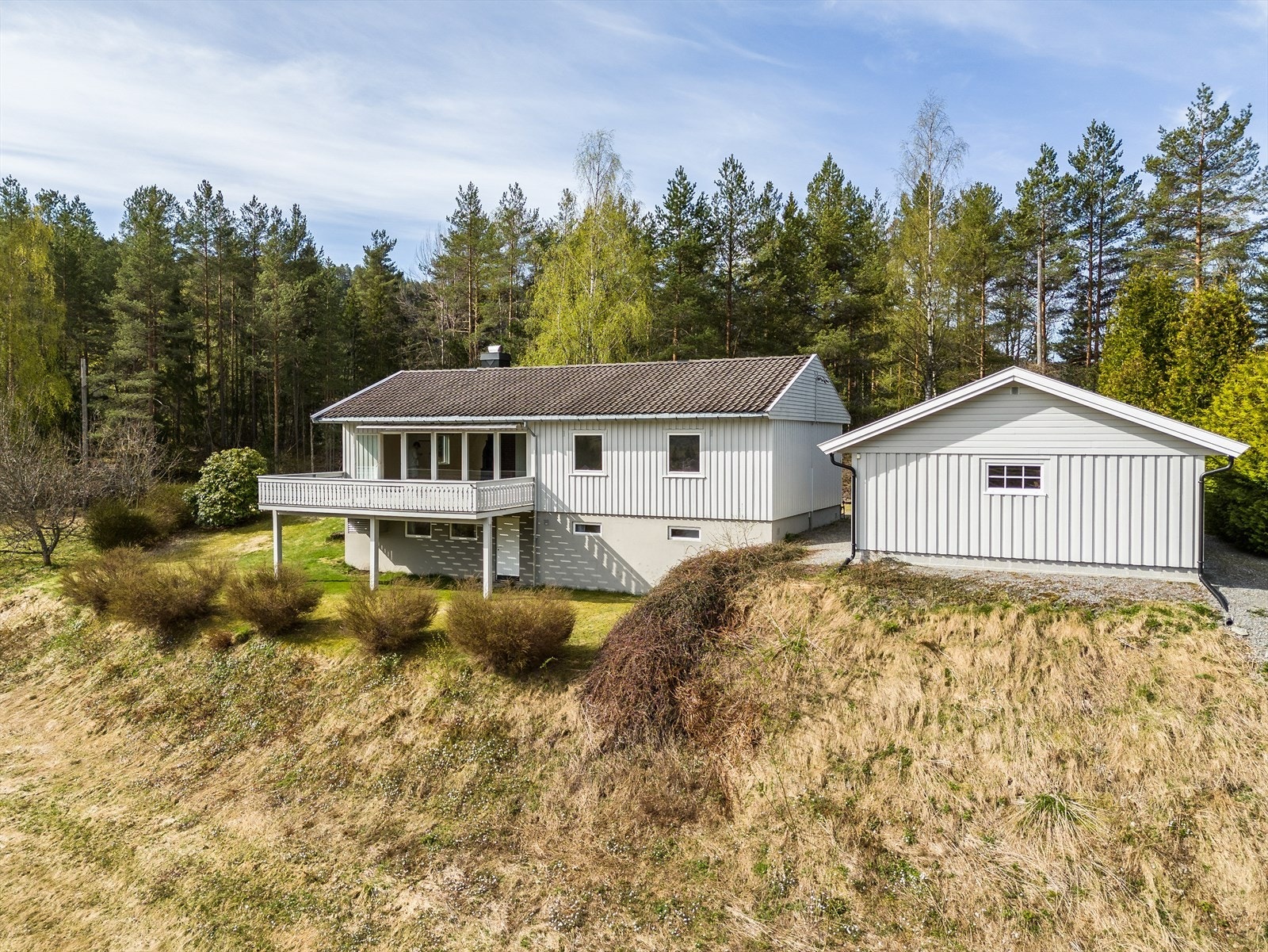 Tomten er pent opparbeidet med plen og variert beplanting. Stor veranda ut fra stuen, med panoramautsikt mot Telemarkskanalen! Galleribilde