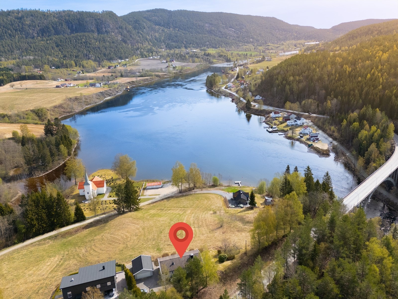 Usjenert beliggende på en høyde med fantastisk utsikt til Telemarkskanalen! Galleribilde