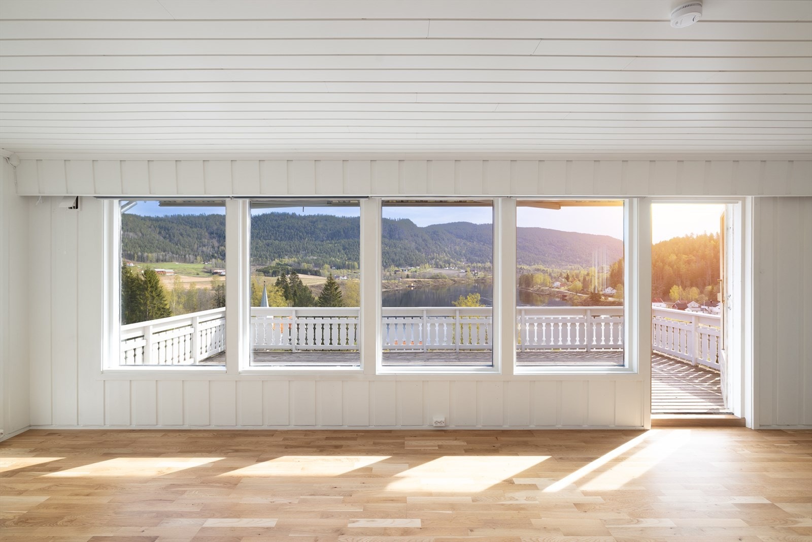 Vinduene slipper rikelig med naturlig lys inn og det er nydelig utsikt! Galleribilde