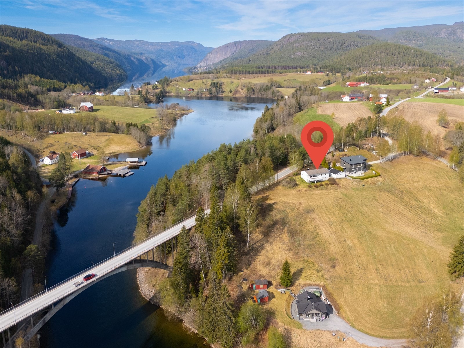 For øvrig flere flotte tur og rekreasjonsområder i området med blant annet Folkestien som starter ved Lunde sluse og går nedover langs den idylliske Telemarkskanalen. Kort vei er det også til Ulefoss ved innsjøen Norsjø med yrende bår- og badeliv. Galleribilde