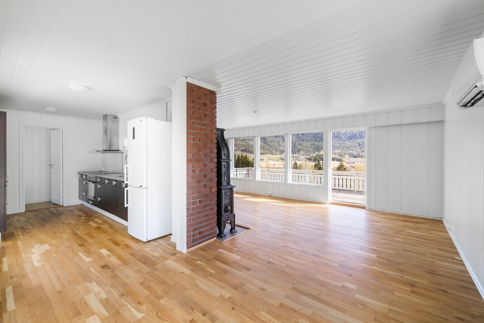 Boligen har en lys og fin vinkelstue med åpen løsning mot kjøkken. Galleribilde