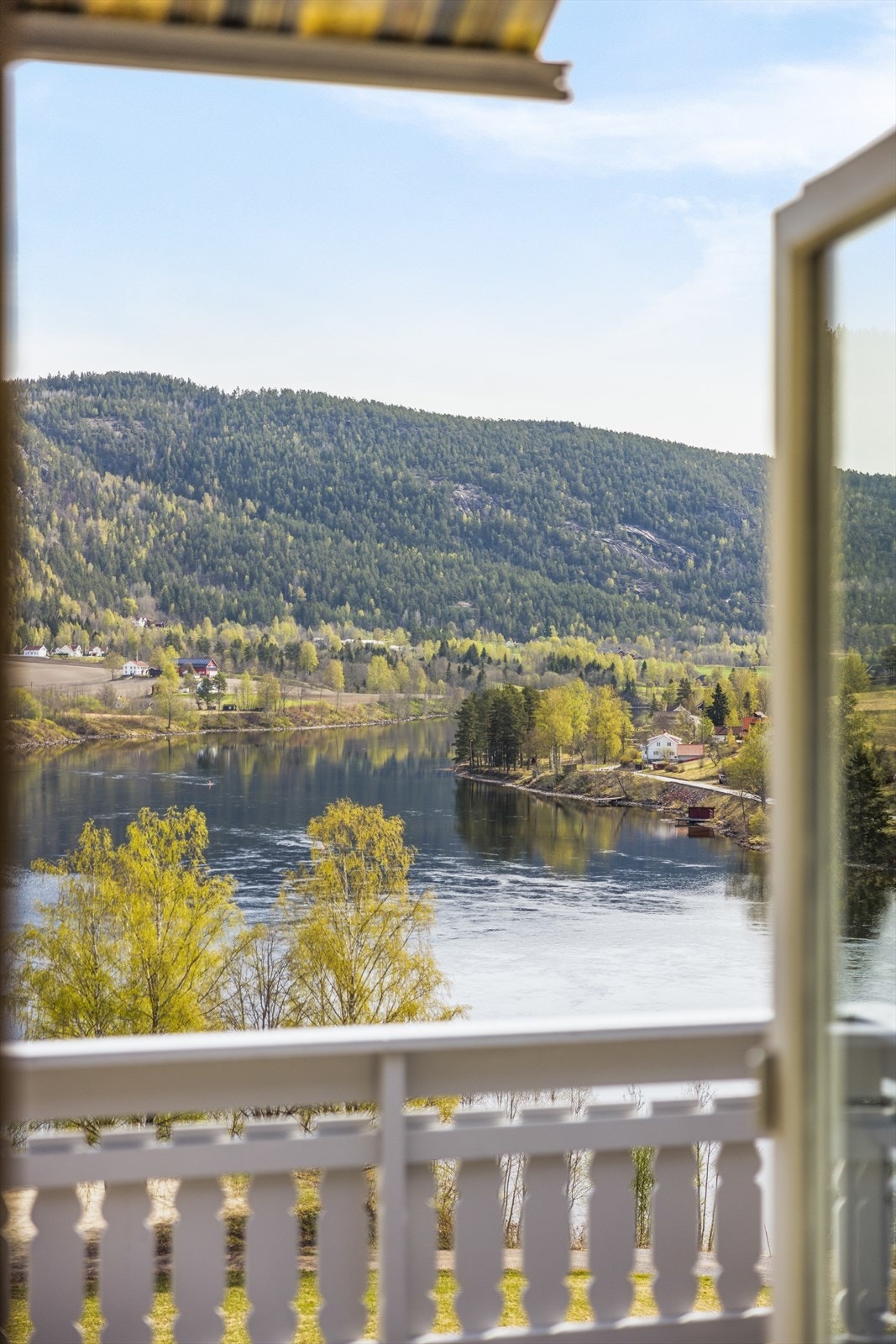 Fra stuen er det utgang til stor veranda med fantastisk utsikt. Galleribilde