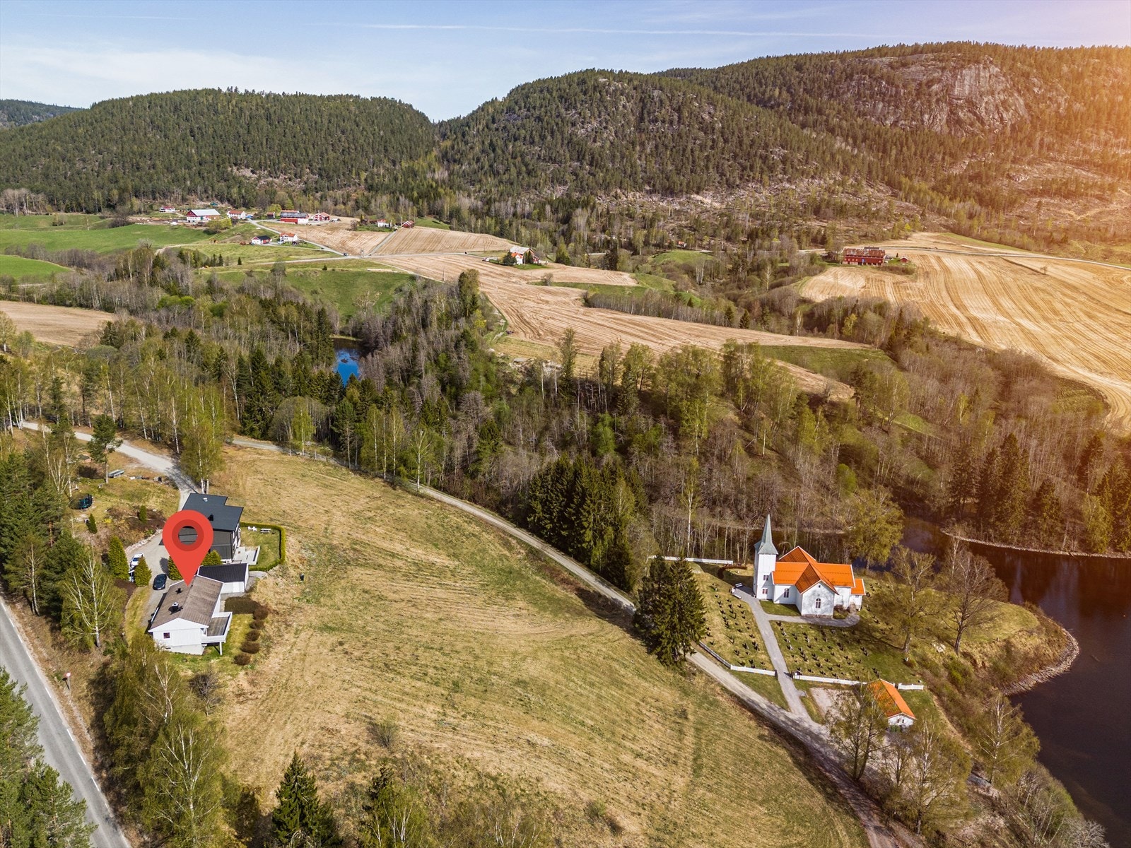 Eiendommen ligger fint til i landlige og sentrumsnære omgivelser på stedet "Bjørkelund" i Lunde; usjenert på en høyde med fantastisk utsikt til Telemarkskanalen! Her bor du usjenert og idyllisk, med flotte turområder rett utenfor døren. Galleribilde