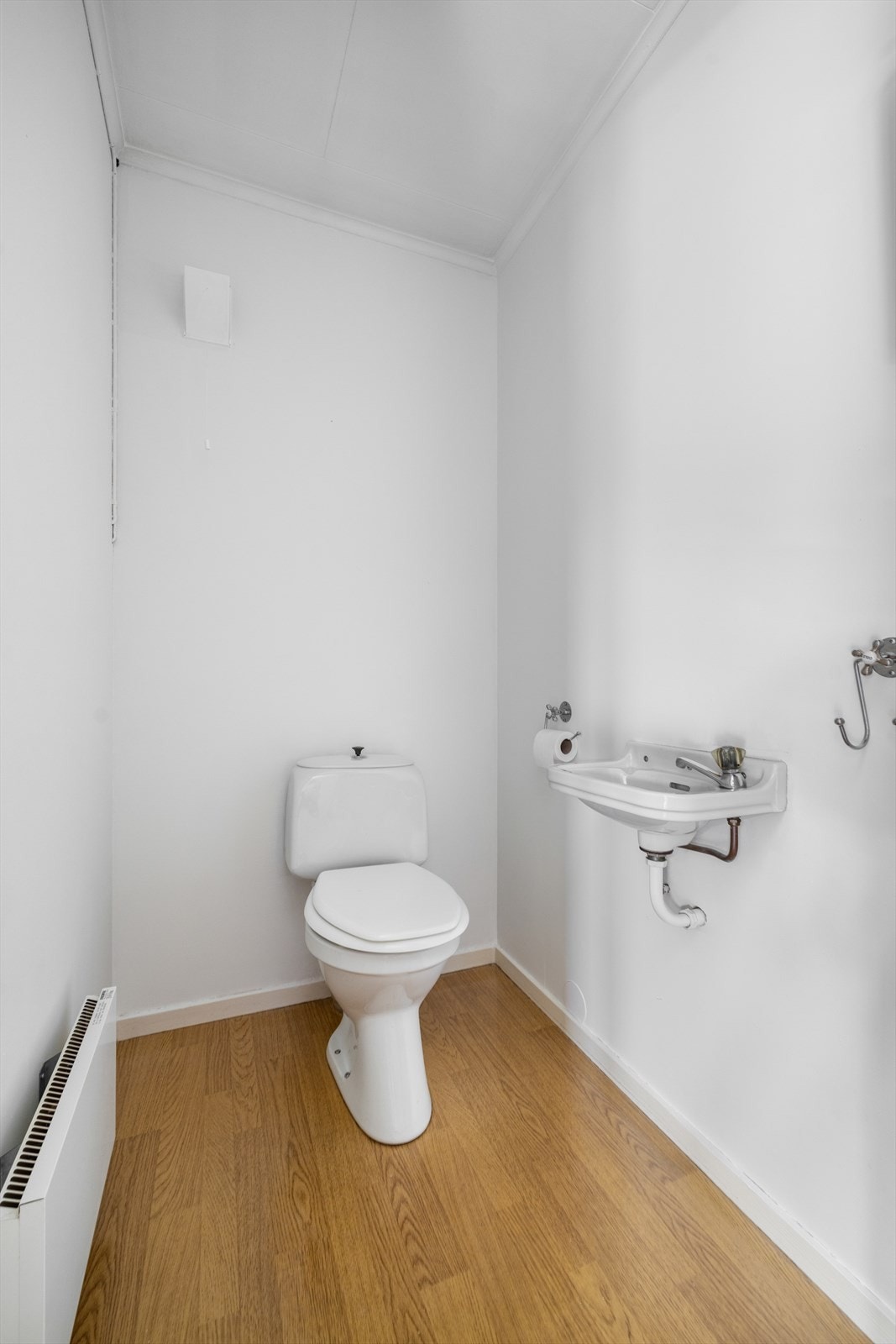 Toalettrommet innehar toalett og servant med kun kaldt vann. Galleribilde