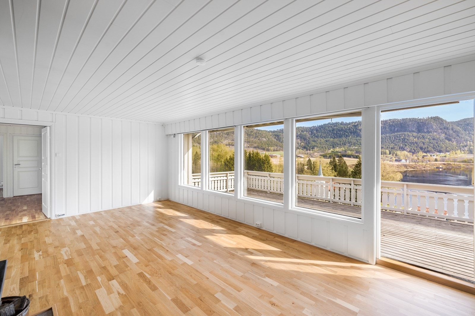 Lys og velholdt enebolig i landlige og sentrumsnære omgivelser på stedet "Bjørkelund" i Lunde. Galleribilde