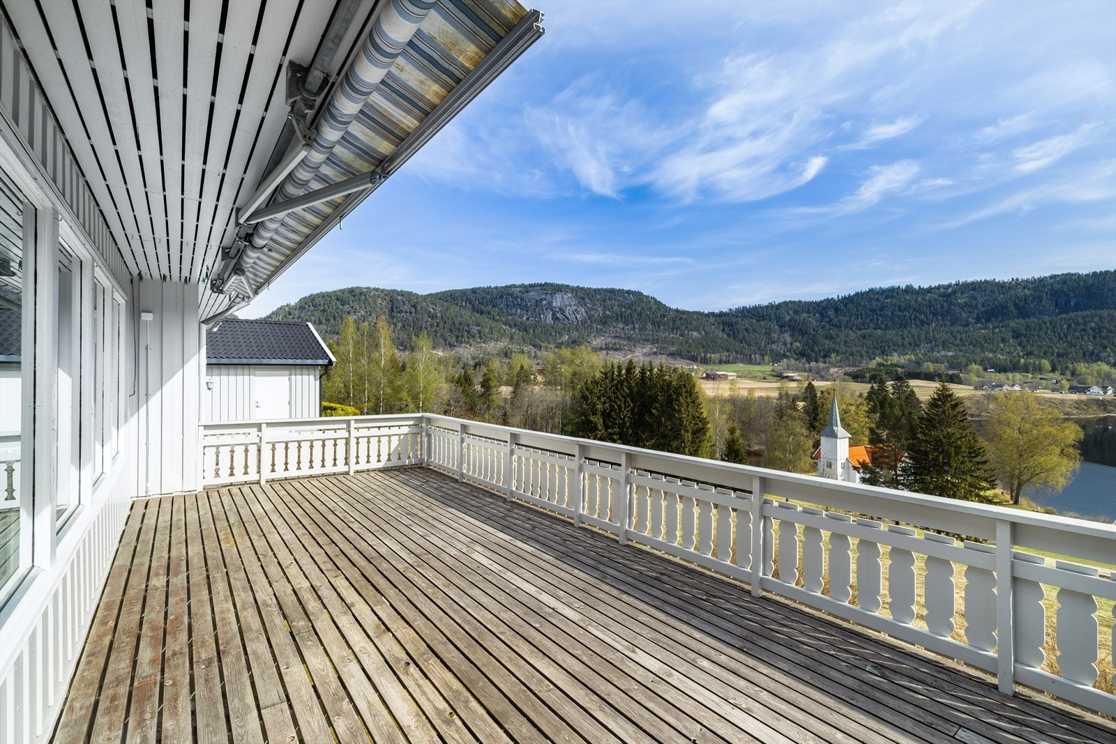 Her er det god plass til utemøbler og grill. Galleribilde