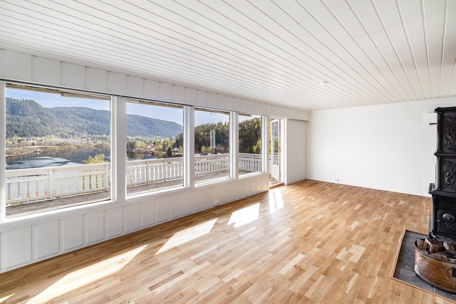 I stuen er det montert vedovn for lun varme på kaldere dager. Galleribilde