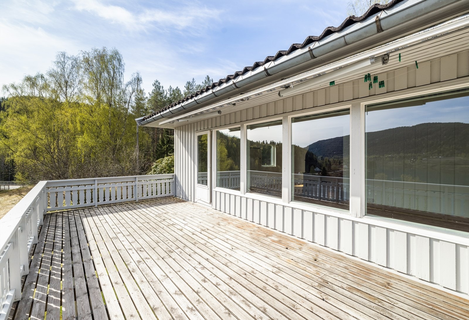 Et deilig sted å nyte de late sommerdager.. Det er montert markise for solskjerming. Galleribilde