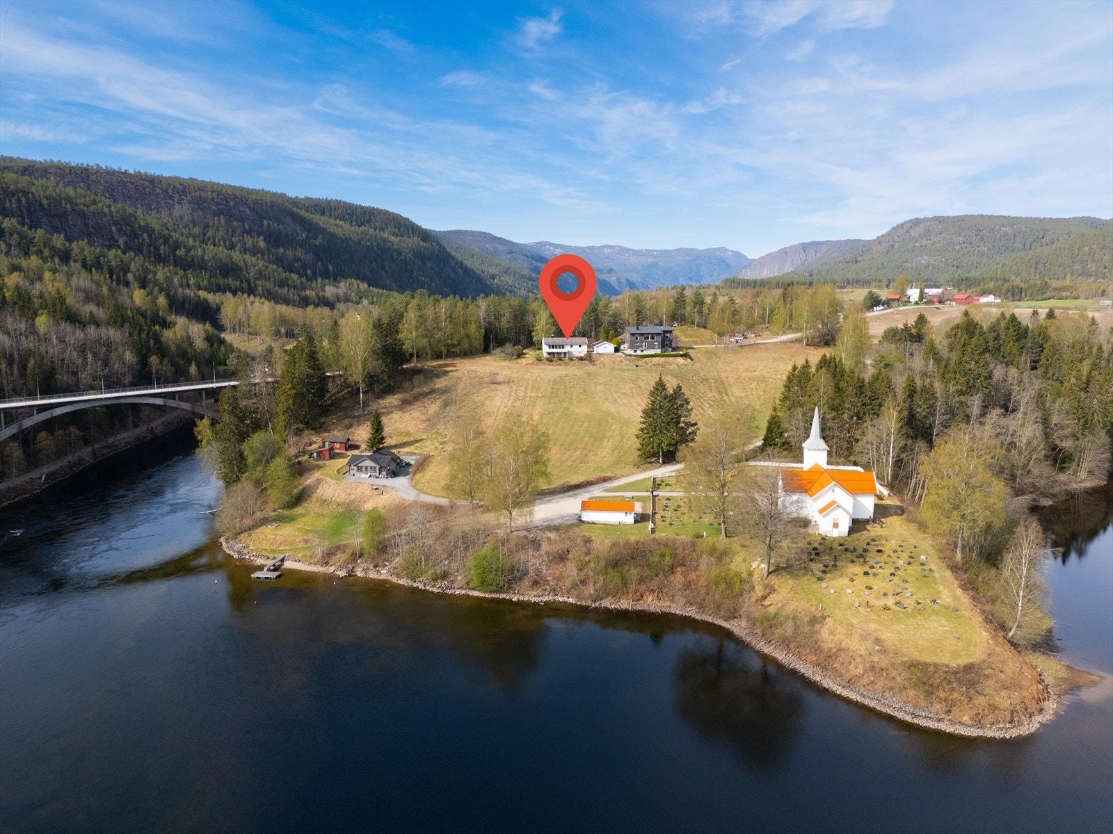 Det er ca. 9 km til Lunde sentrum med dagligvareforretning, butikker og kollektivtilbud. Det er også kort vei både til Lunde 10-årige skole og idrettsanlegg, samt til Nome videregående skole avd. Lunde. Galleribilde