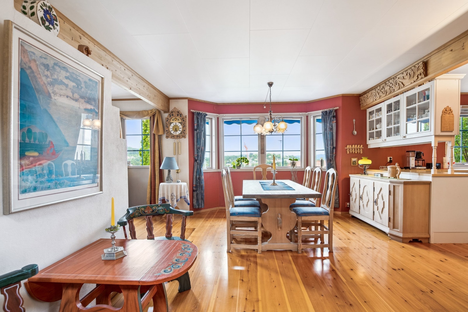 Det er fin plass til spisestuemøblement i tilknytning til kjøkkenet Galleribilde