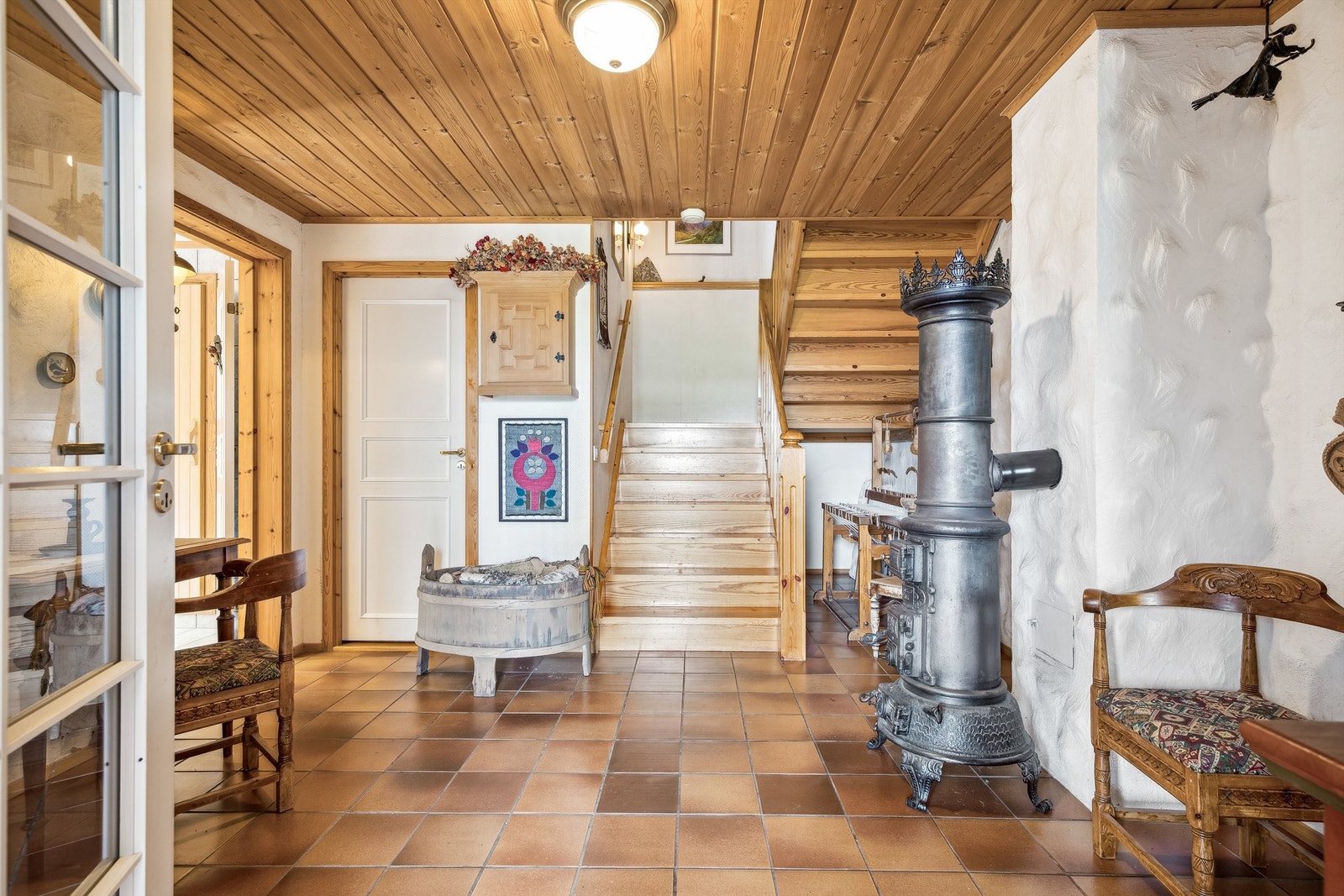 Du kommer inn i hallen hvor trappen tar deg opp i hovedetasjen Galleribilde