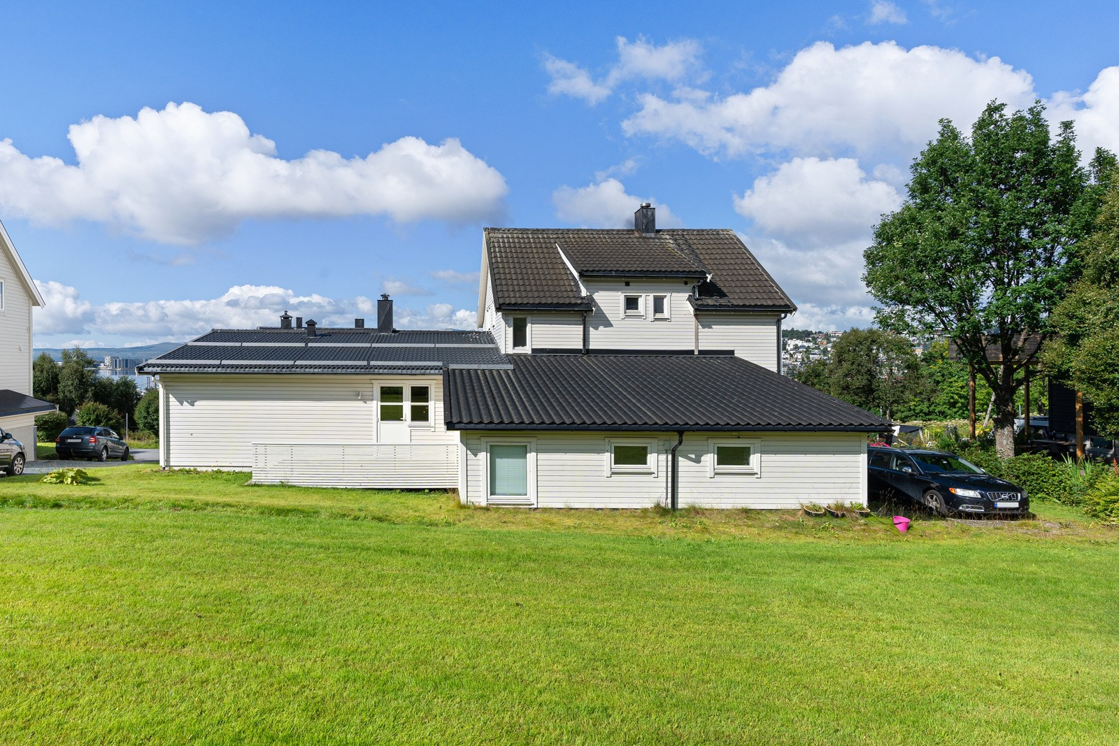 Pent opparbeidet selveier tomt som er opparbeidet med plen og grenser mot friareal på baksiden. Her er det god boltreplass for de minste barna og plass til trampoline.