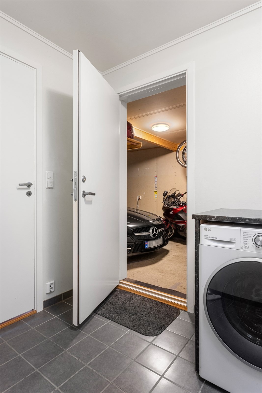 Utgang til garasje fra vaskerommet. Galleribilde