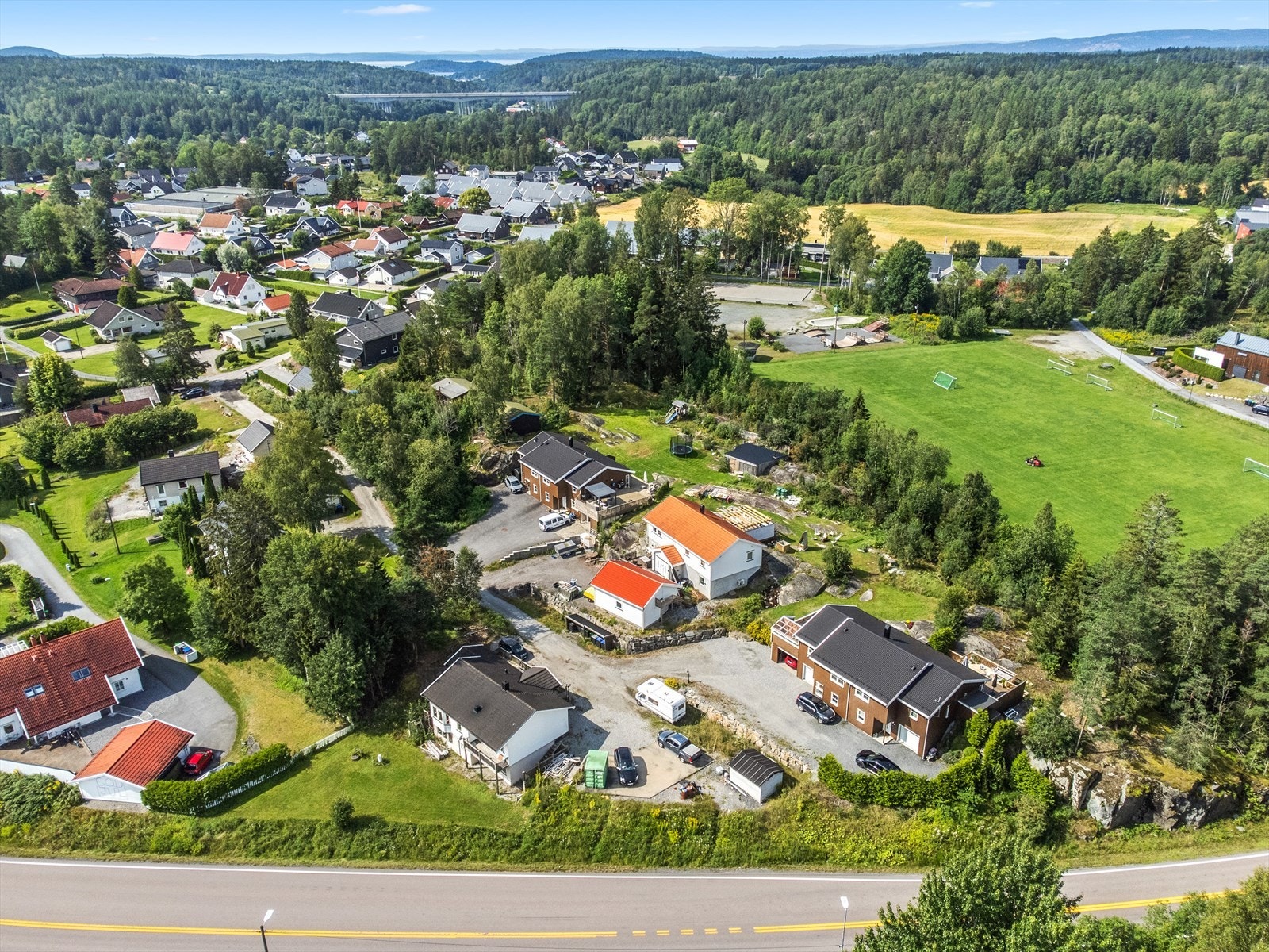 1/2 part av tomannsbolig med nyere standard innerst i blindvei. Carport og garasje. Galleribilde