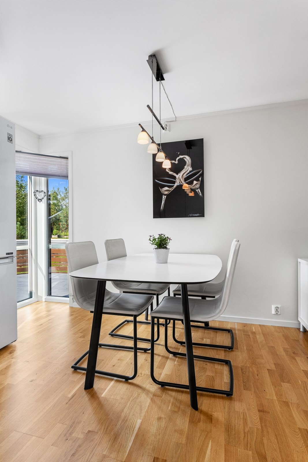 Lys og koselig spisestue. Galleribilde