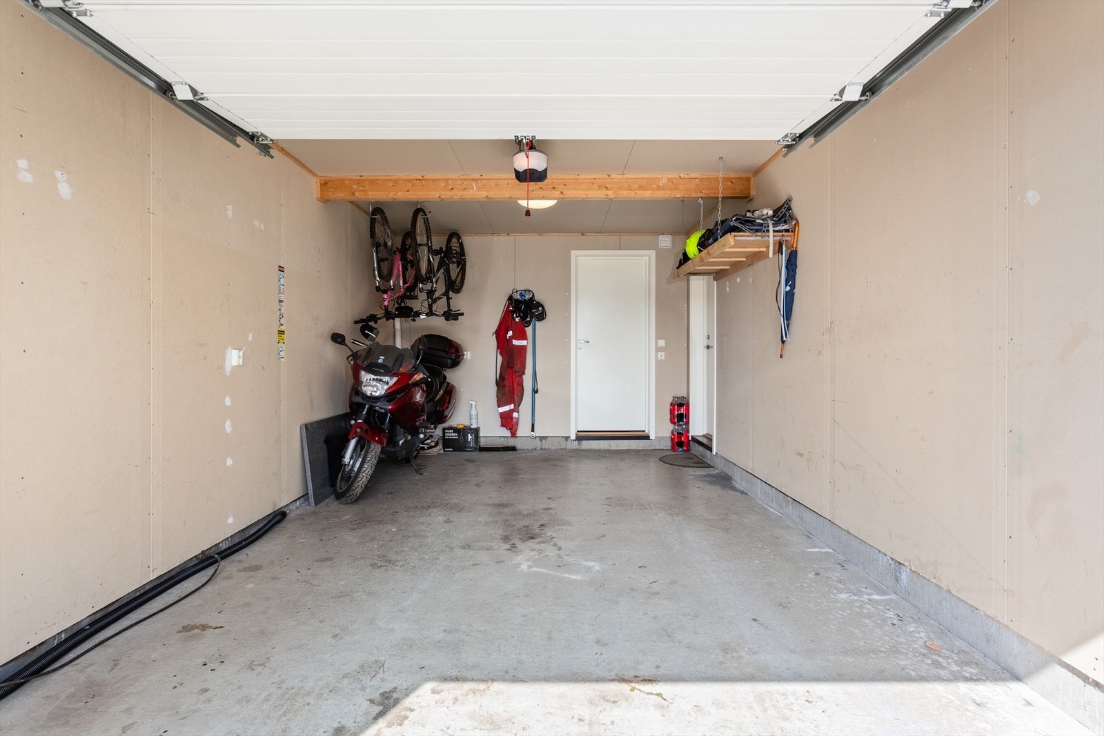 Fra garasjen har du direkte adgang til boligen. Galleribilde